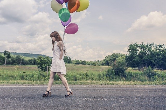 Tenue pour mettre en avant sa silhouette, jeune femme marchant avec des ballons